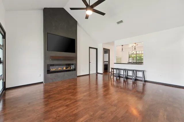 a view of livingroom with furniture and a ceiling fan