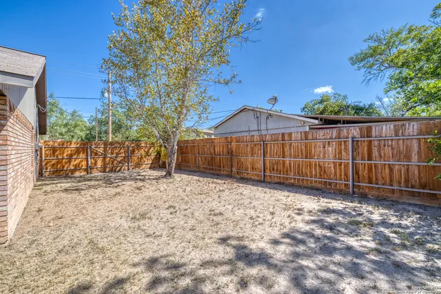 $219,000 | 470 North Crisp Street, Uvalde, TX 78801