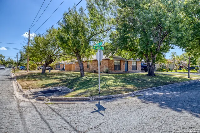 $219,000 | 470 North Crisp Street, Uvalde, TX 78801