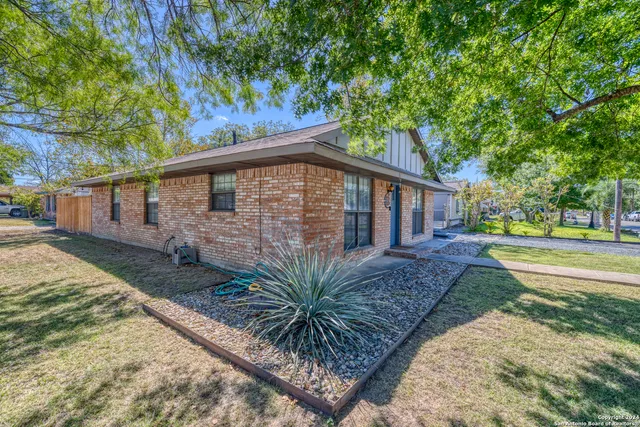 $219,000 | 470 North Crisp Street, Uvalde, TX 78801