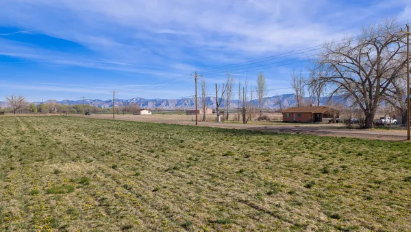 a view of a yard with a house