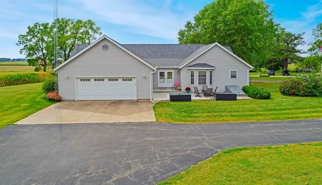 $389,000 | 7821 Oakville Road, Mount Carroll, IL 61053