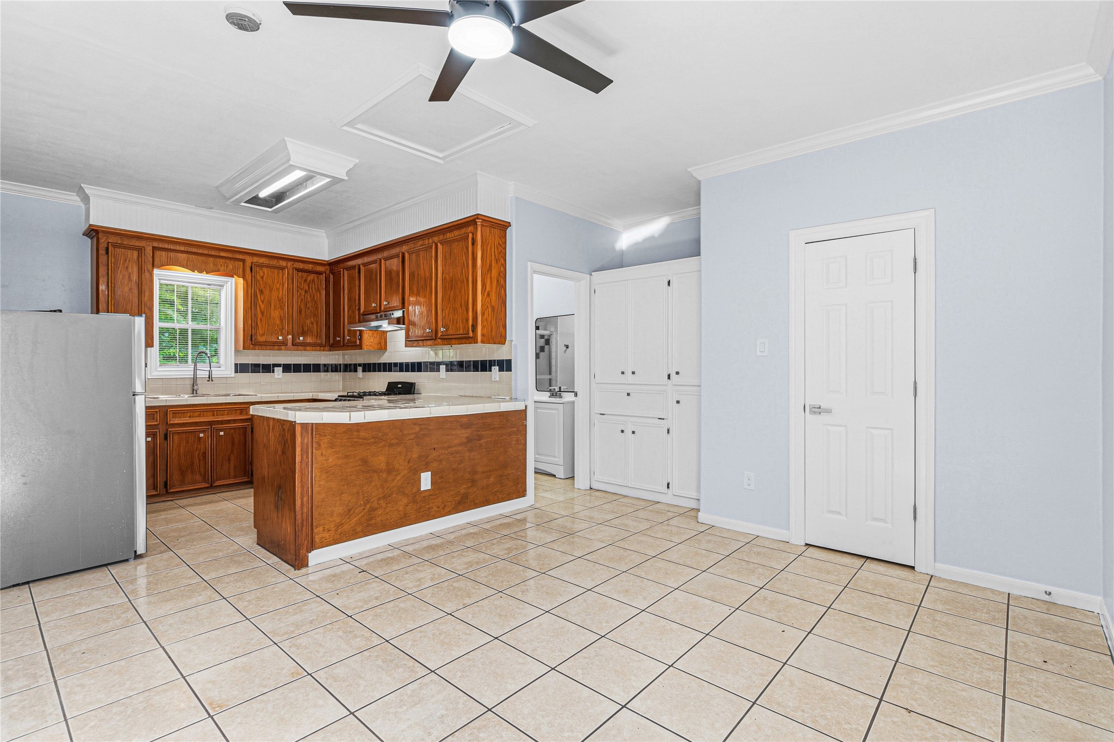 7839 Goode Street, Unit B Houston, TX 77012 - Photo 4 of 11 a kitchen with stainless steel appliances a sink window and cabinets