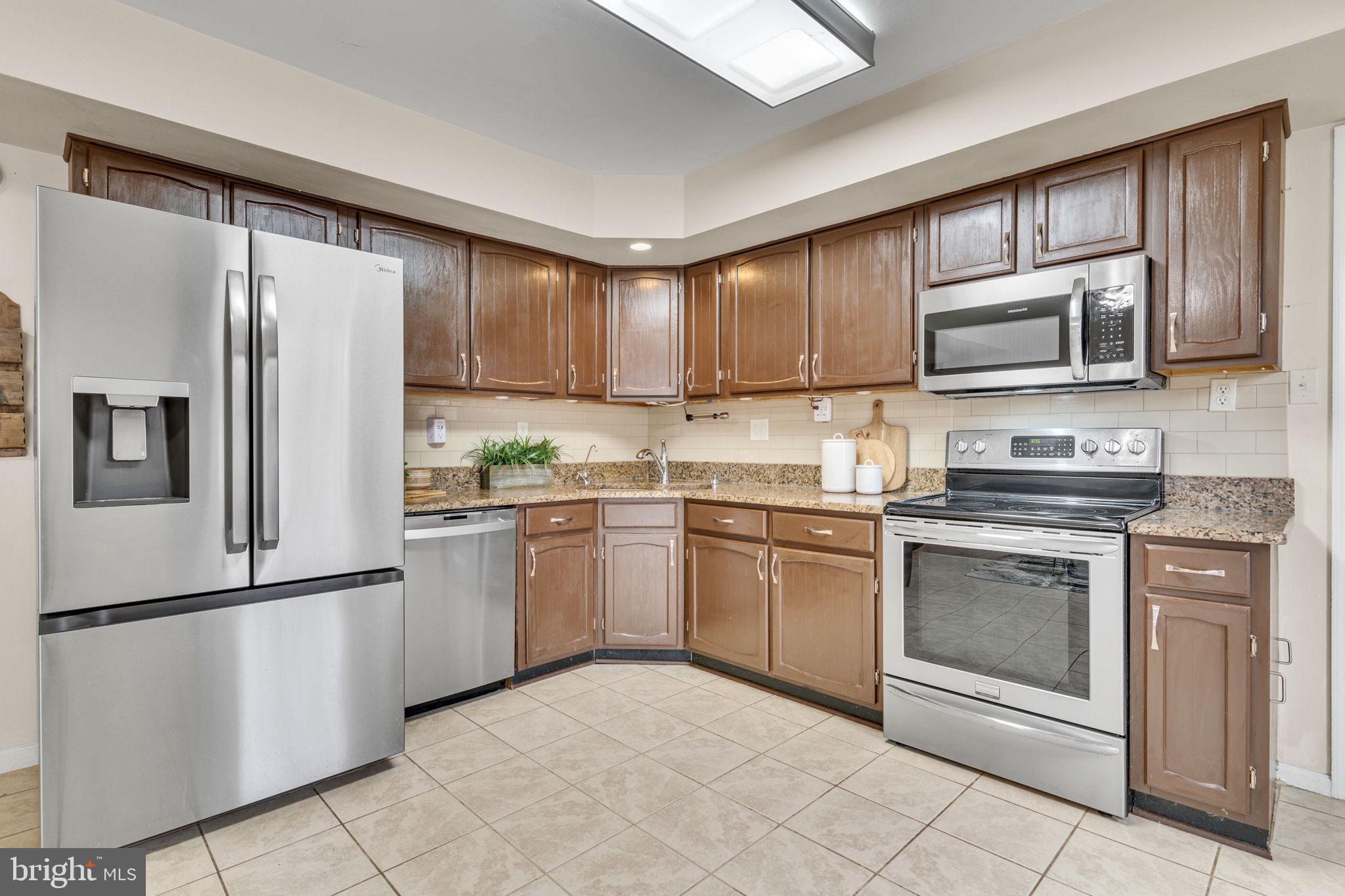 9216 Spring Acres Road Clinton, MD 20735 - Photo 17 of 36 Stainless steel appliances