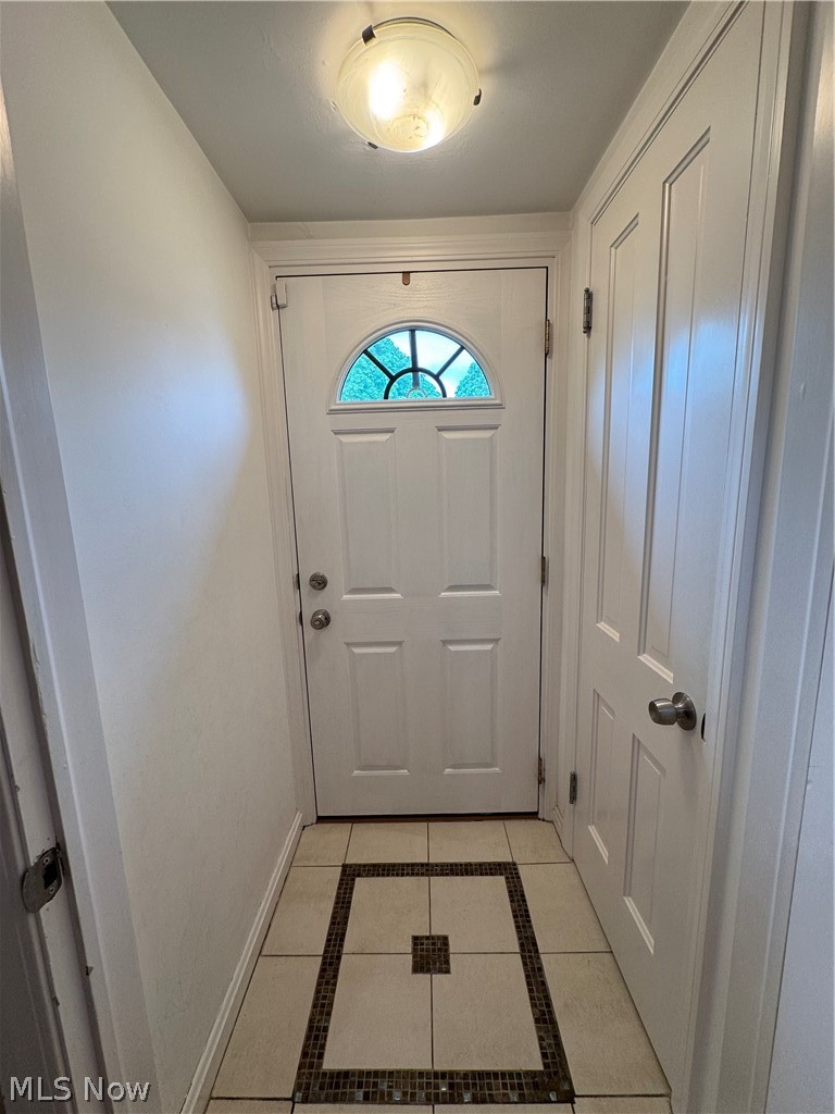 4075 Ellison Road South Euclid, OH 44121 - Photo 11 of 28 Custom tiled foyer.
