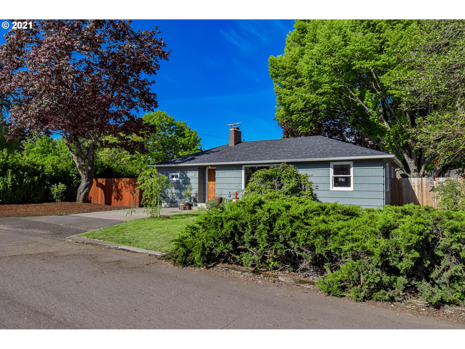 1620 Ridgefield Street Eugene, OR 97404 - Photo 2 of 32 Gallery Image 2
