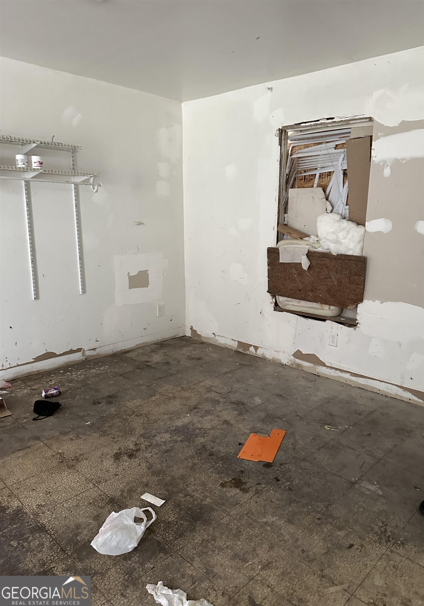 2960 Jadan Place Macon, GA 31206 - Photo 4 of 9 an empty room with a projector