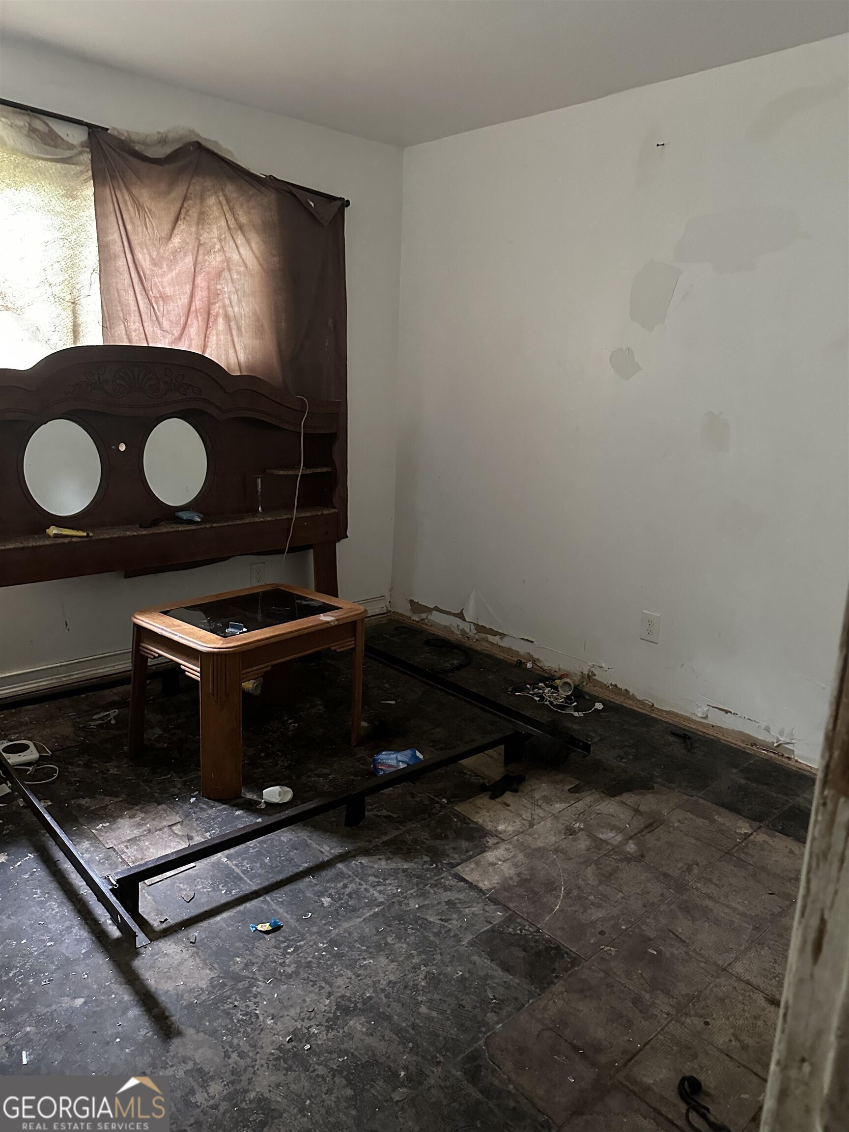 2960 Jadan Place Macon, GA 31206 - Photo 5 of 9 a room with a stove and a mirror