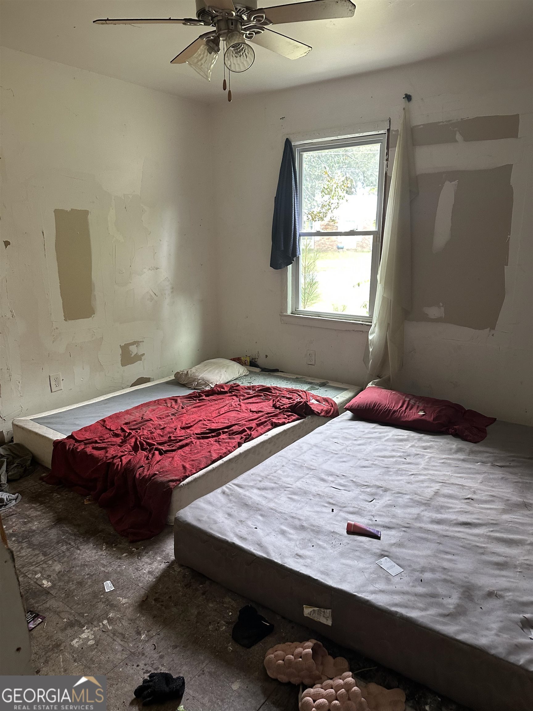 2960 Jadan Place Macon, GA 31206 - Photo 6 of 9 a bedroom with a bed and a window