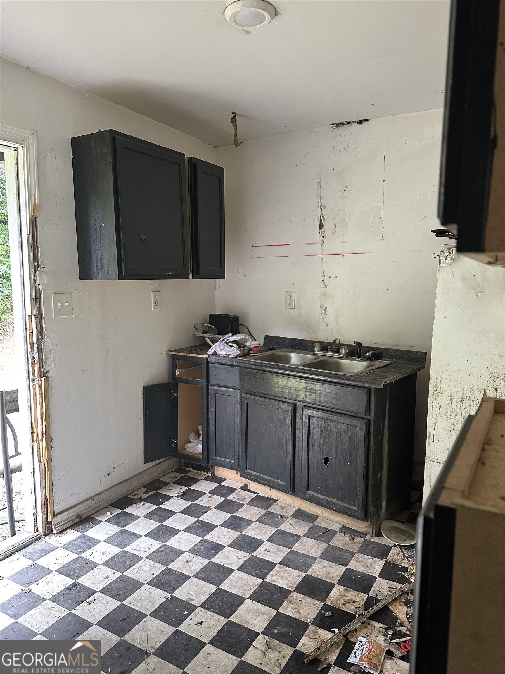 2960 Jadan Place Macon, GA 31206 - Photo 7 of 9 a kitchen with granite countertop a sink and a stove top oven