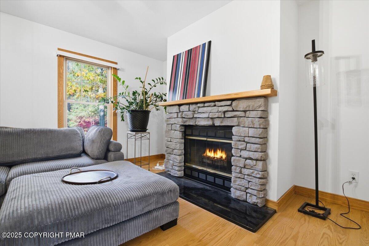 563 Pensyl Creek Road Stroudsburg, PA 18360 - Photo 14 of 143 Living room
