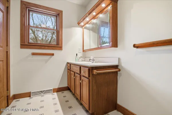 $1,100,000 | 563 Pensyl Creek Road, Stroudsburg, PA 18360