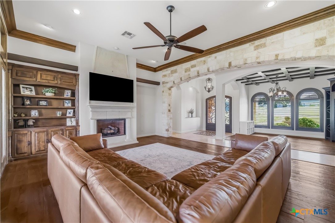 448 Champlain Street Victoria, TX 77905 - Photo 20 of 48 Living Room