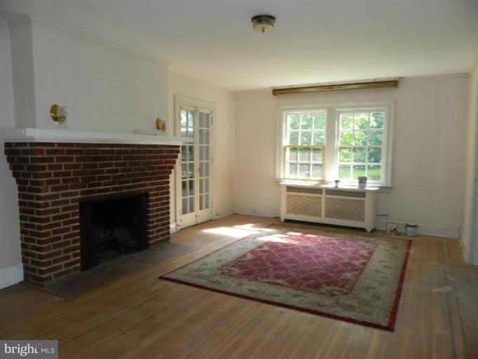 509 Woodside Road Baltimore, MD 21229 - Photo 7 of 28 Living Room