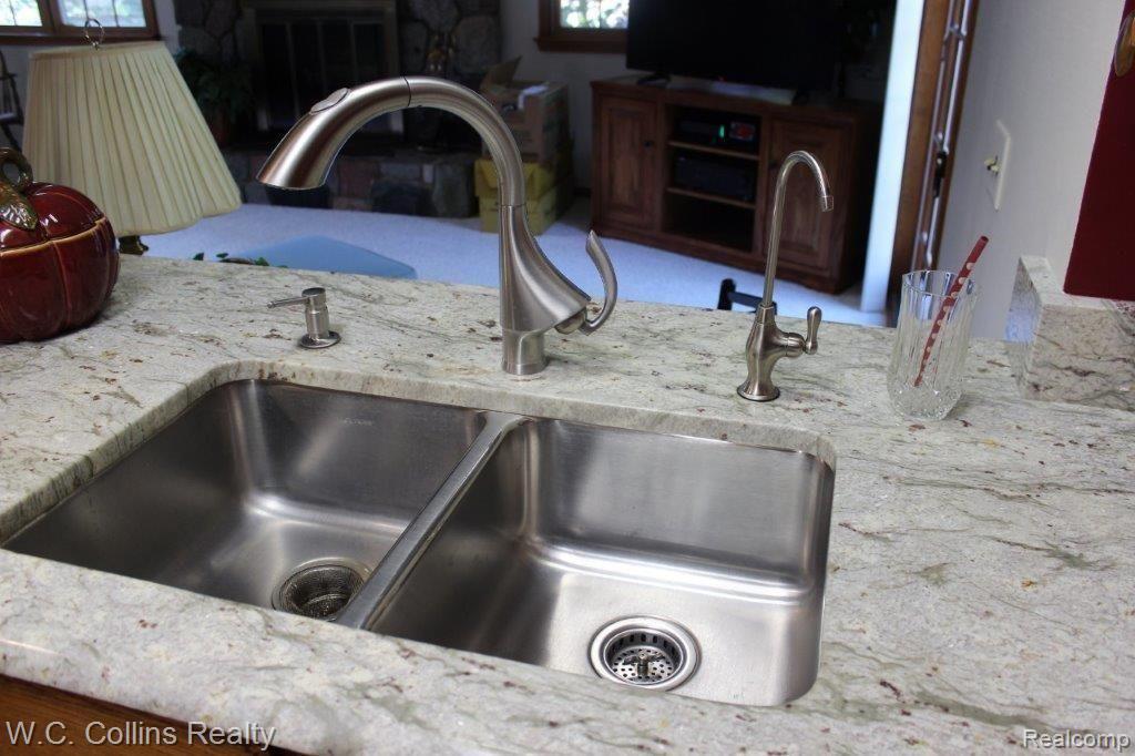 11051 Jonathan Lane Romeo, MI 48065 - Photo 14 of 34 14 Kitchen Granite.jpg