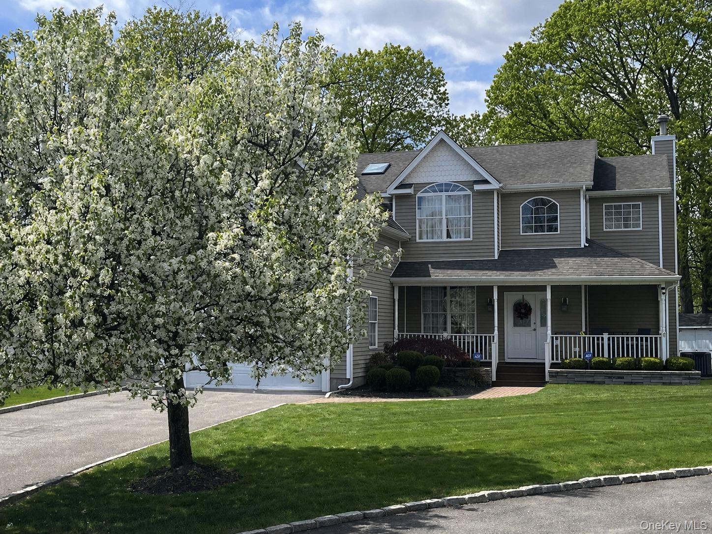 24 Ridge Court Hauppauge, NY 11788 - Photo 7 of 37
