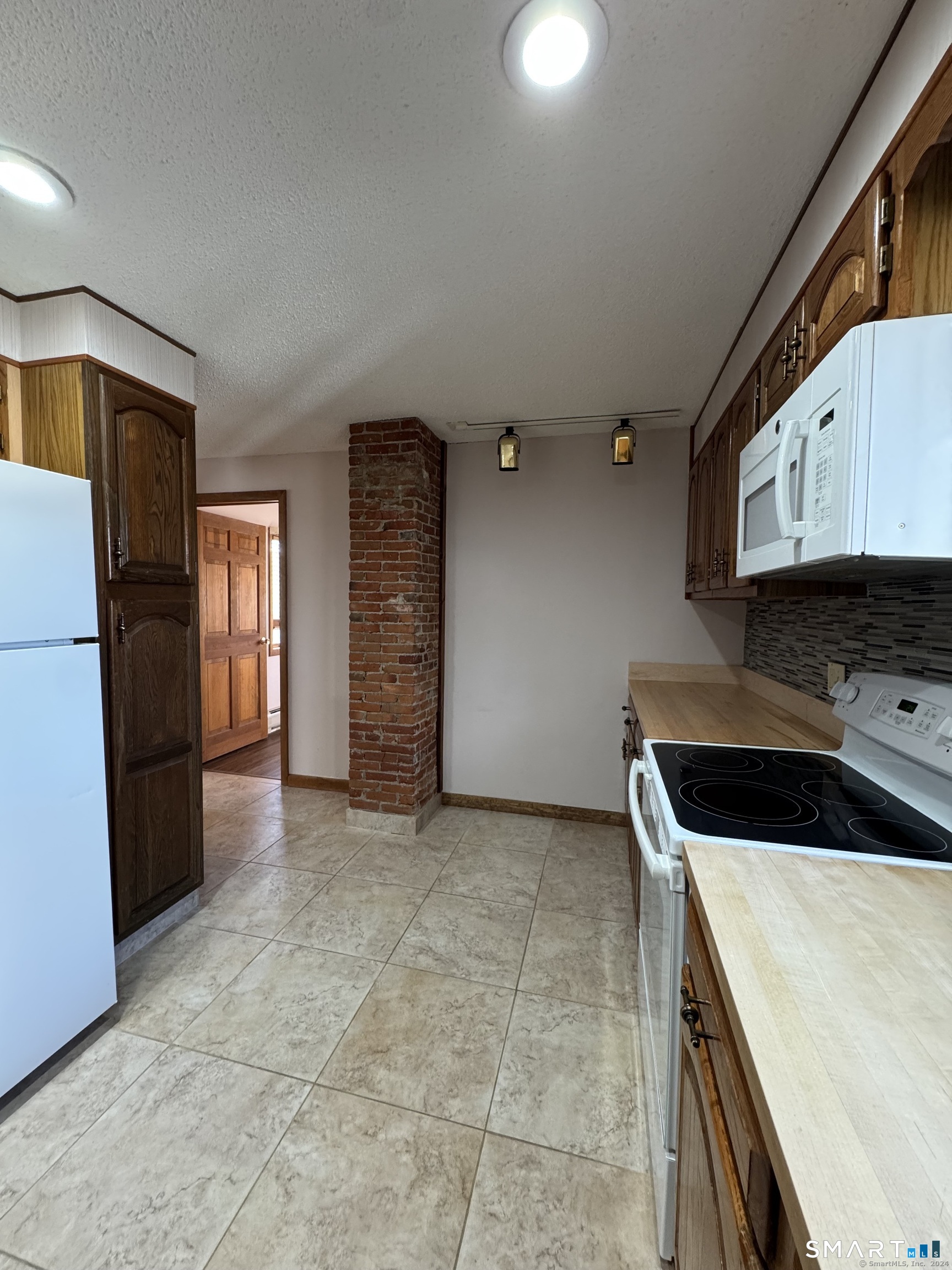 444 Prospect Street Torrington, CT 06790 - Photo 7 of 27