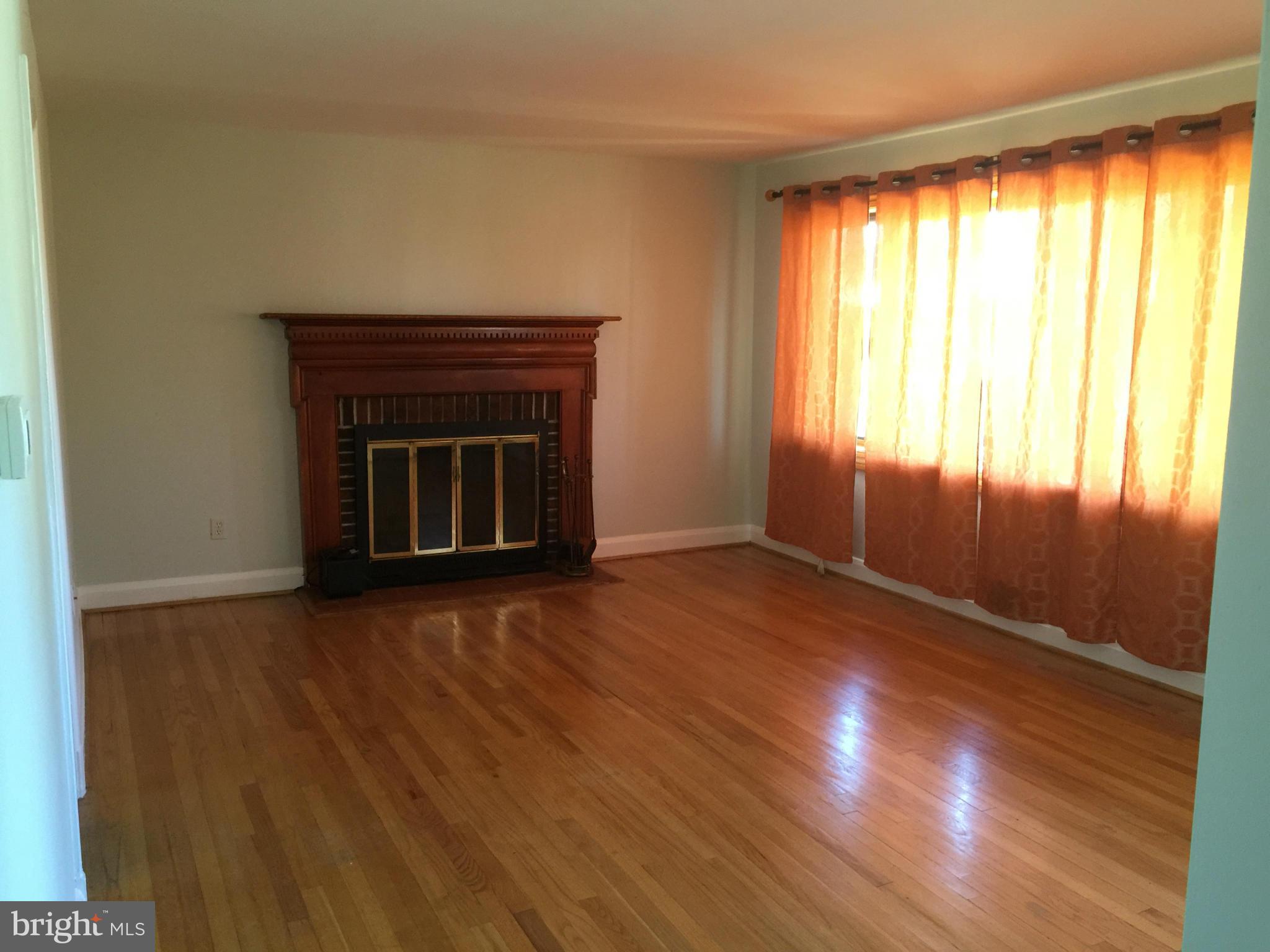 1706 Ranch Lane Baltimore, MD 21222 - Photo 8 of 18 Living Room