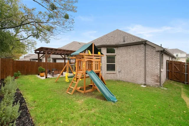 a view of a house with a backyard