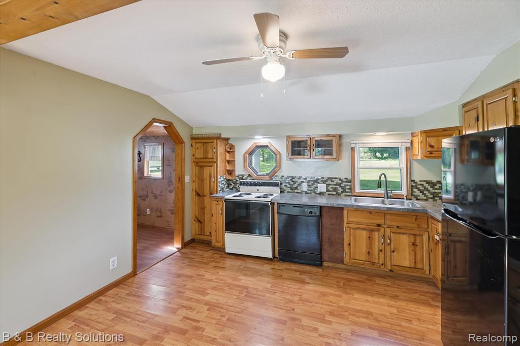5159 Millis Road North Branch, MI 48461 - Photo 15 of 41