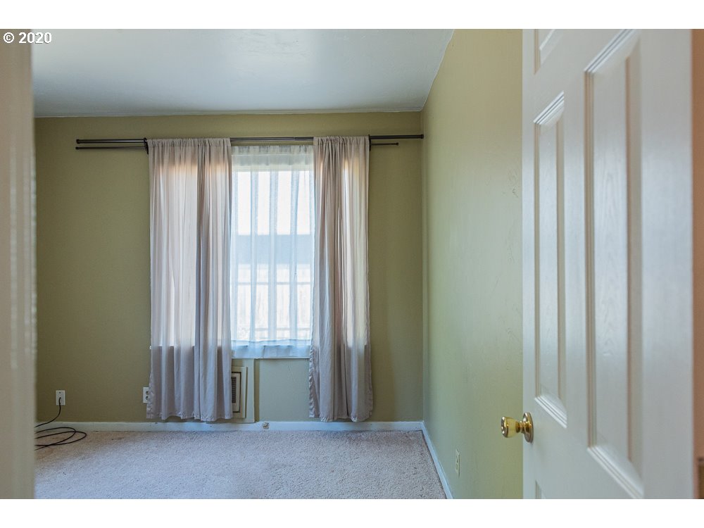 930 North 3rd Place Springfield, OR 97477 - Photo 14 of 27