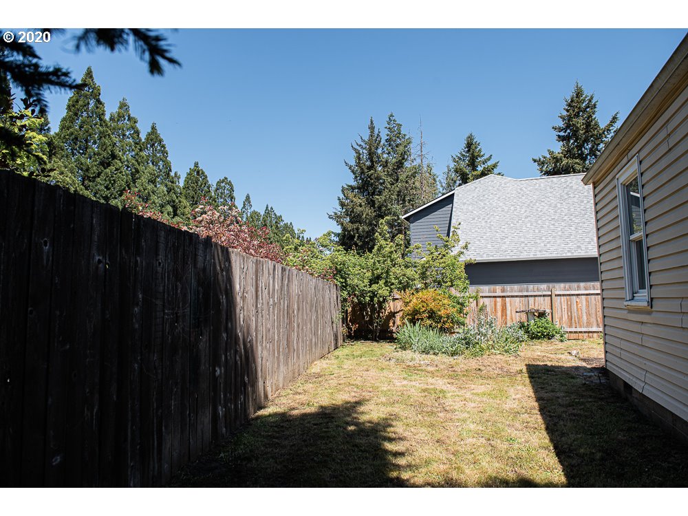 930 North 3rd Place Springfield, OR 97477 - Photo 22 of 27