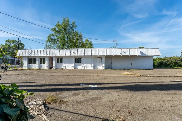 $2,500 | 735 South State Street, Ukiah, CA 95482