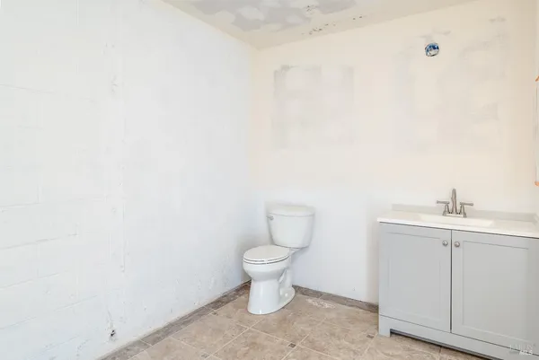 $2,500 | 735 South State Street, Ukiah, CA 95482