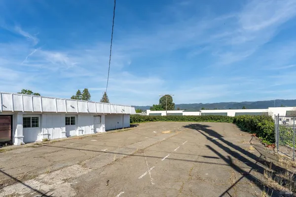 $2,500 | 735 South State Street, Ukiah, CA 95482