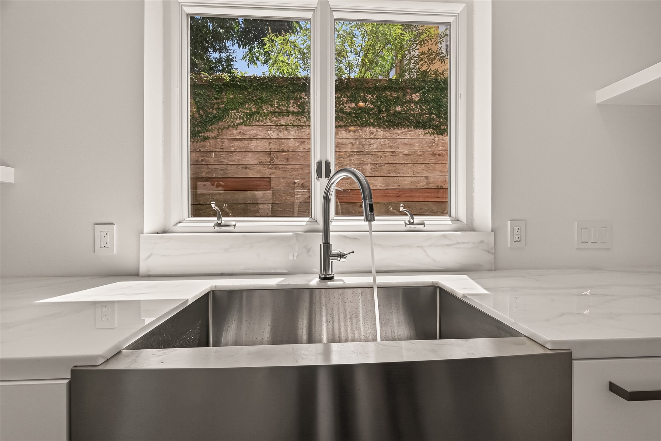 2114 Wroxton Road Houston, TX 77005 - Photo 21 of 50 Farmhouse sink