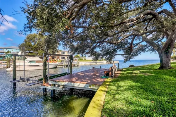 $7,800 | 3601 Coquina Key Drive Southeast, St. Petersburg, FL 33705