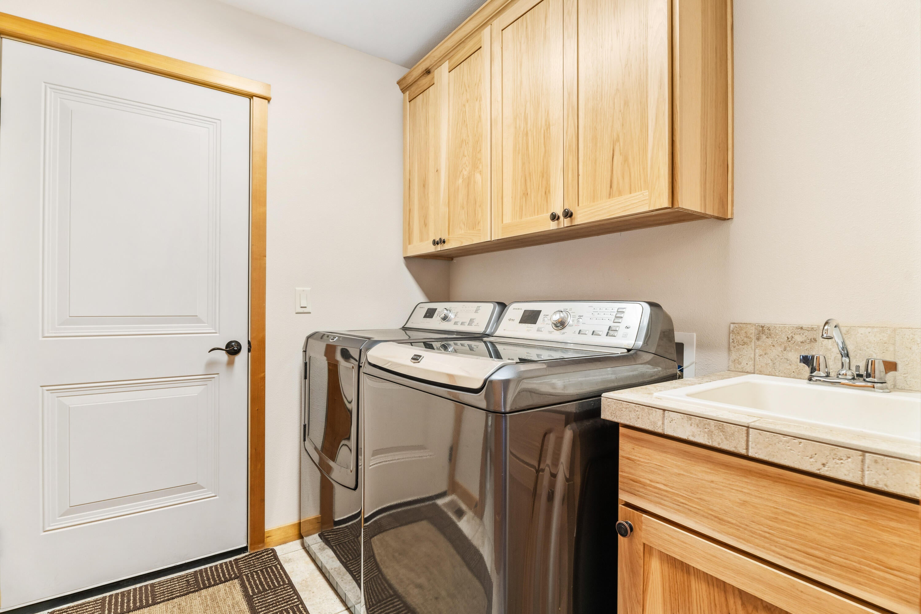 19031 Baker Road Bend, OR 97702 - Photo 16 of 35 15-Laundry Room