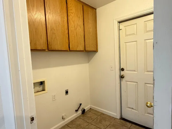 $359,900 | 946 West Mammoth Pool Way, Hanford, CA 93230