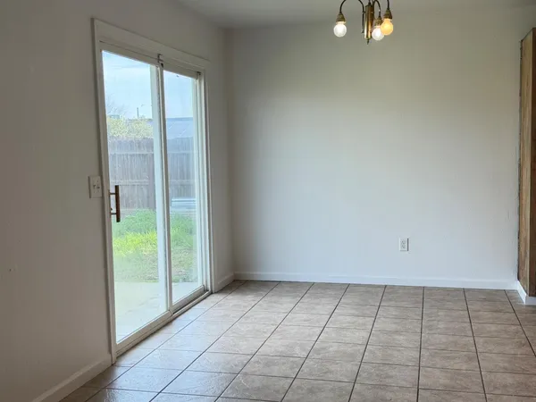$359,900 | 946 West Mammoth Pool Way, Hanford, CA 93230