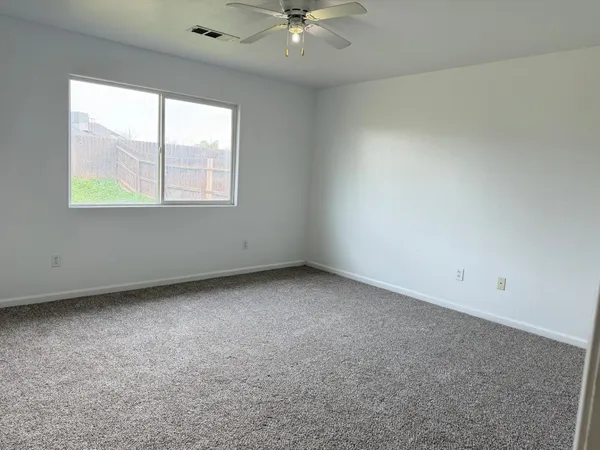 $359,900 | 946 West Mammoth Pool Way, Hanford, CA 93230