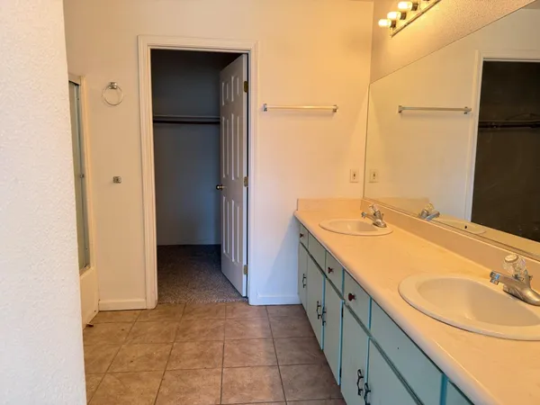 $359,900 | 946 West Mammoth Pool Way, Hanford, CA 93230