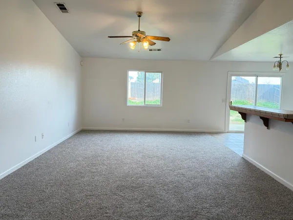 $359,900 | 946 West Mammoth Pool Way, Hanford, CA 93230