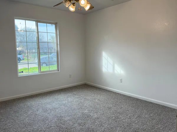 $359,900 | 946 West Mammoth Pool Way, Hanford, CA 93230