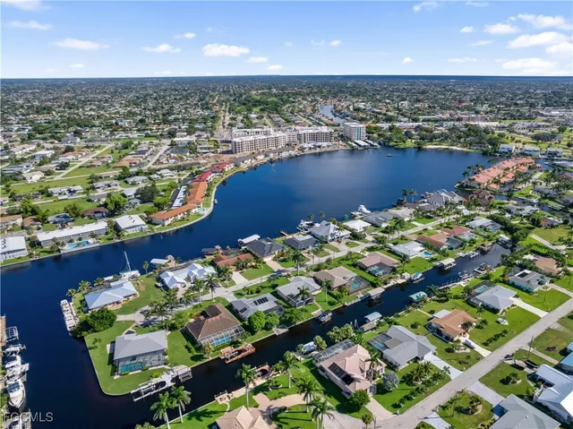 $819,000 | 419 Pinecrest Court, Cape Coral, FL 33904