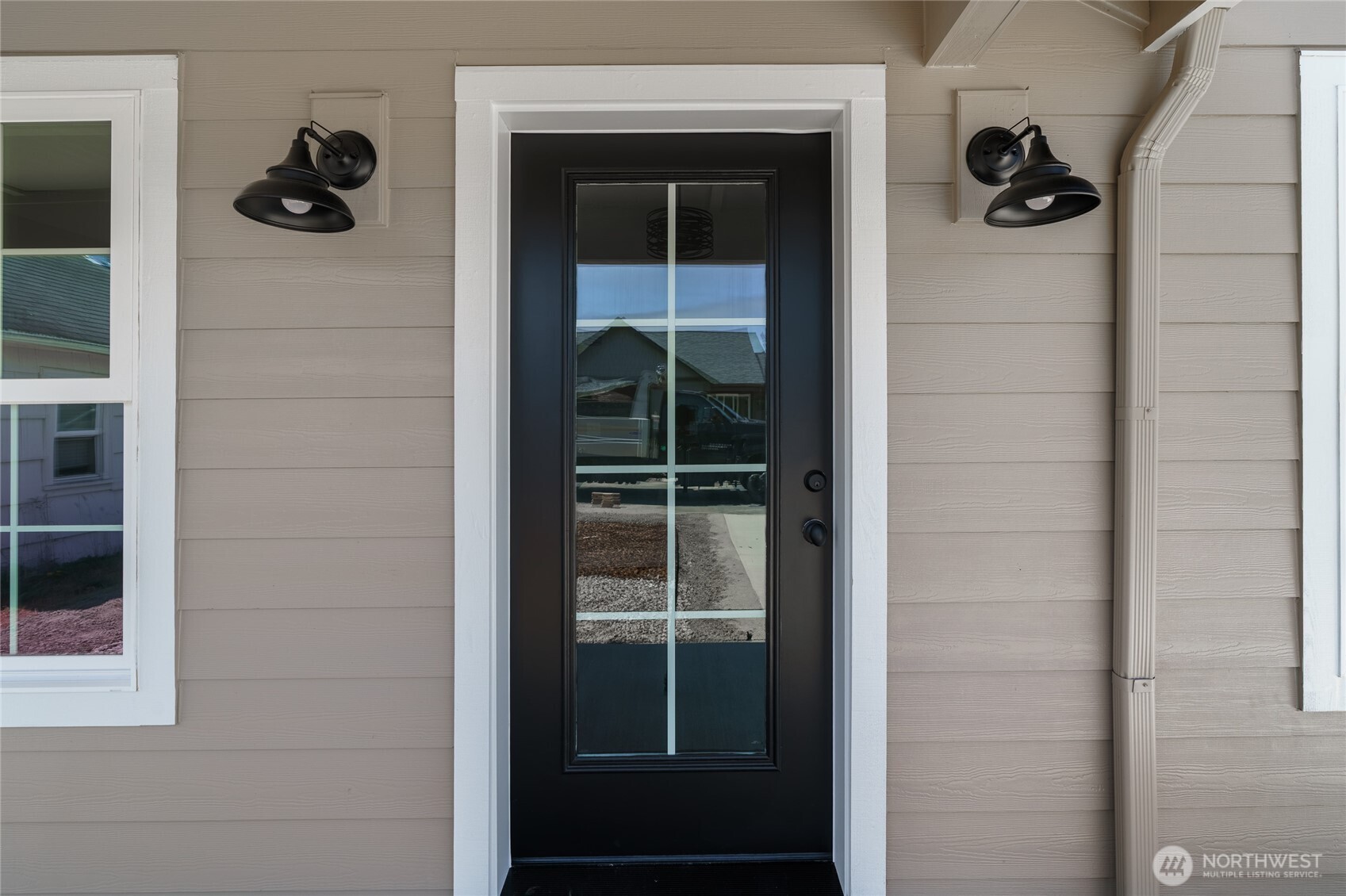 117 7th Street Southwest Long Beach, WA 98631 - Photo 4 of 25 a view of a entryway