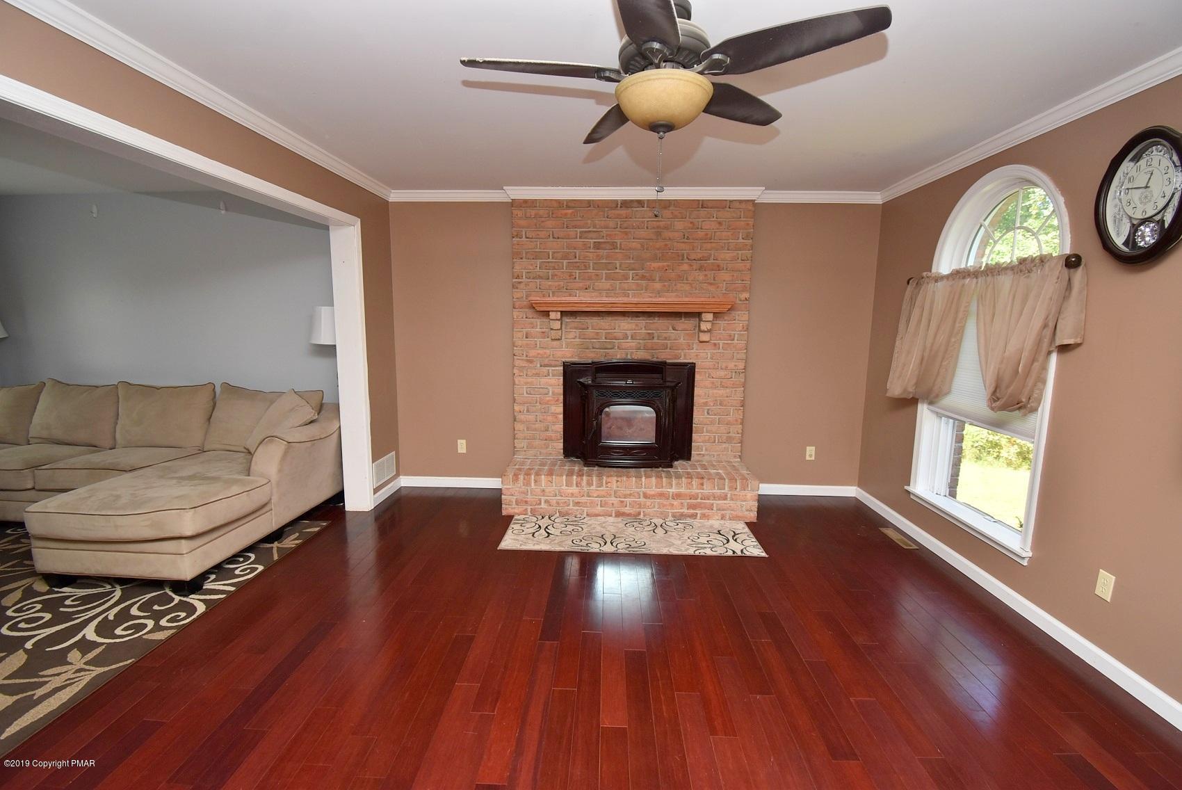2390 Mountain Road Stroudsburg, PA 18360 - Photo 11 of 78 4 Living Room (4)