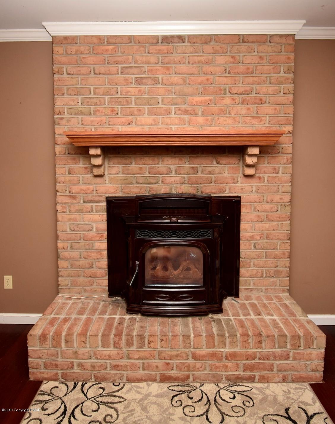 2390 Mountain Road Stroudsburg, PA 18360 - Photo 12 of 78 4 Living Room (1)