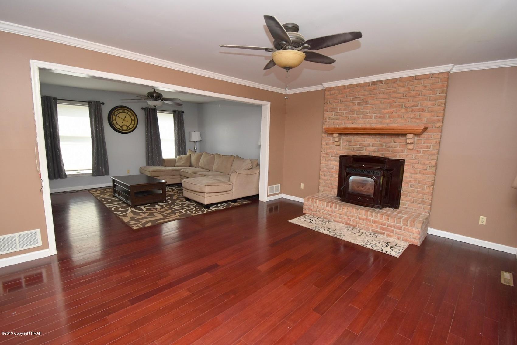 2390 Mountain Road Stroudsburg, PA 18360 - Photo 13 of 78 4 Living Room (3)