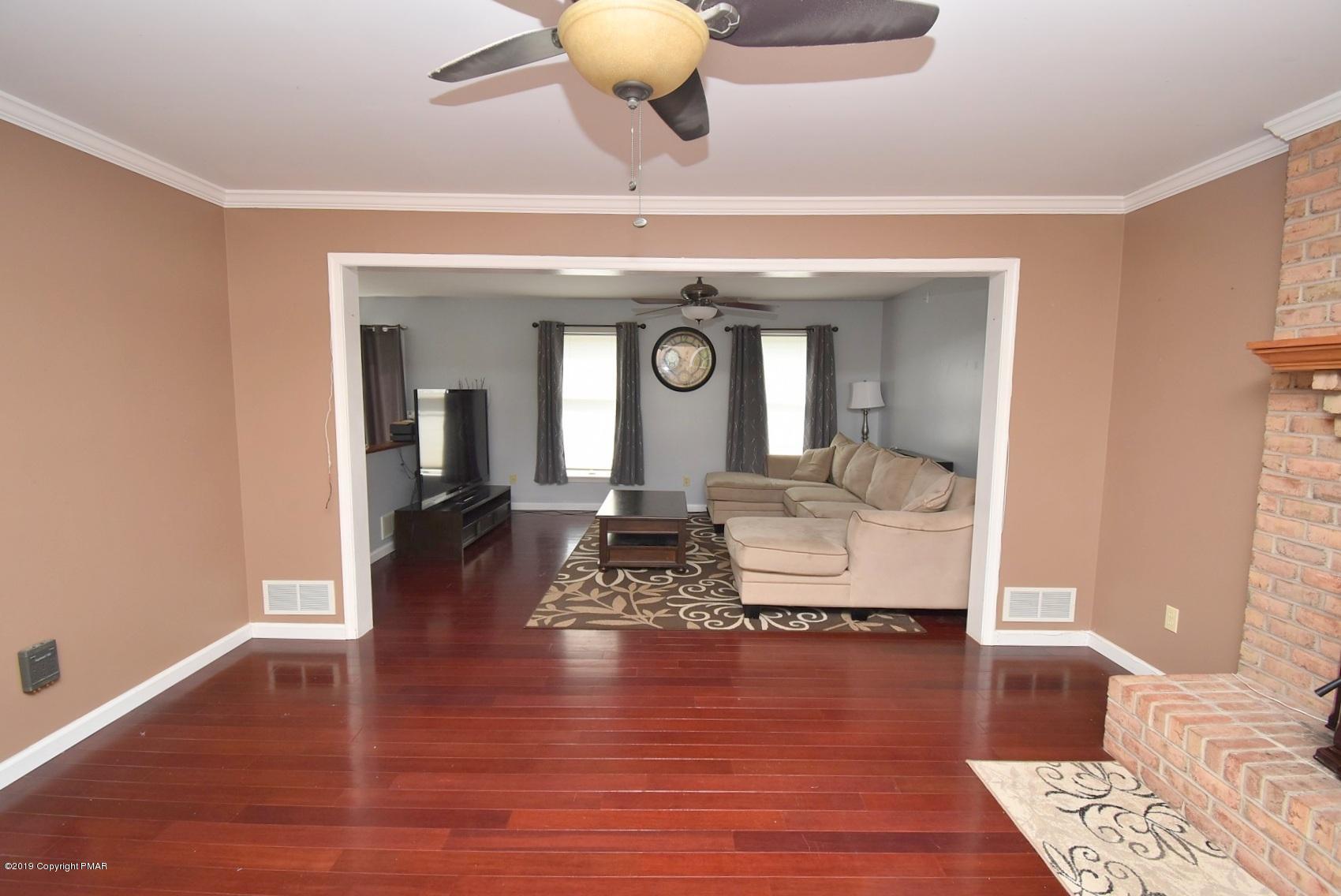 2390 Mountain Road Stroudsburg, PA 18360 - Photo 14 of 78 4 Living Room (2)