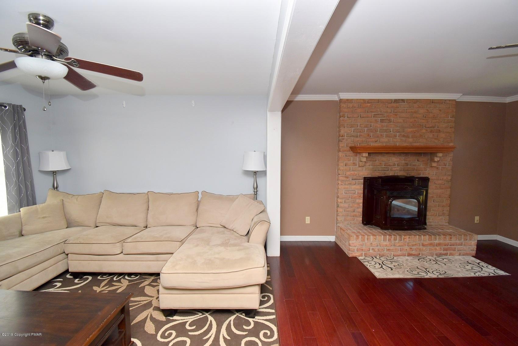 2390 Mountain Road Stroudsburg, PA 18360 - Photo 15 of 78 5 Family Room (1)