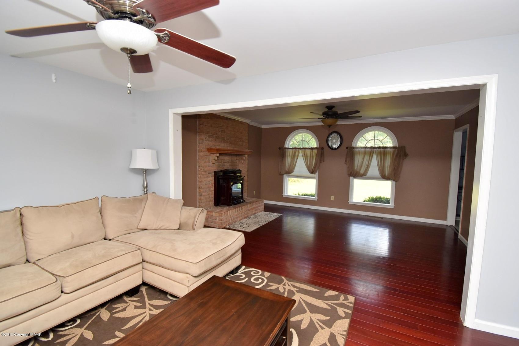 2390 Mountain Road Stroudsburg, PA 18360 - Photo 16 of 78 4 Living Room (6)