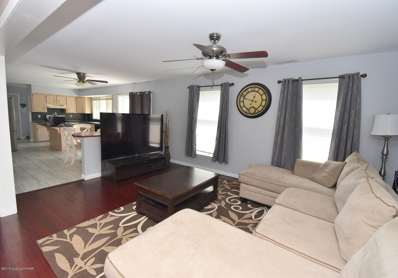 2390 Mountain Road Stroudsburg, PA 18360 - Photo 19 of 78 5 Family Room (4)
