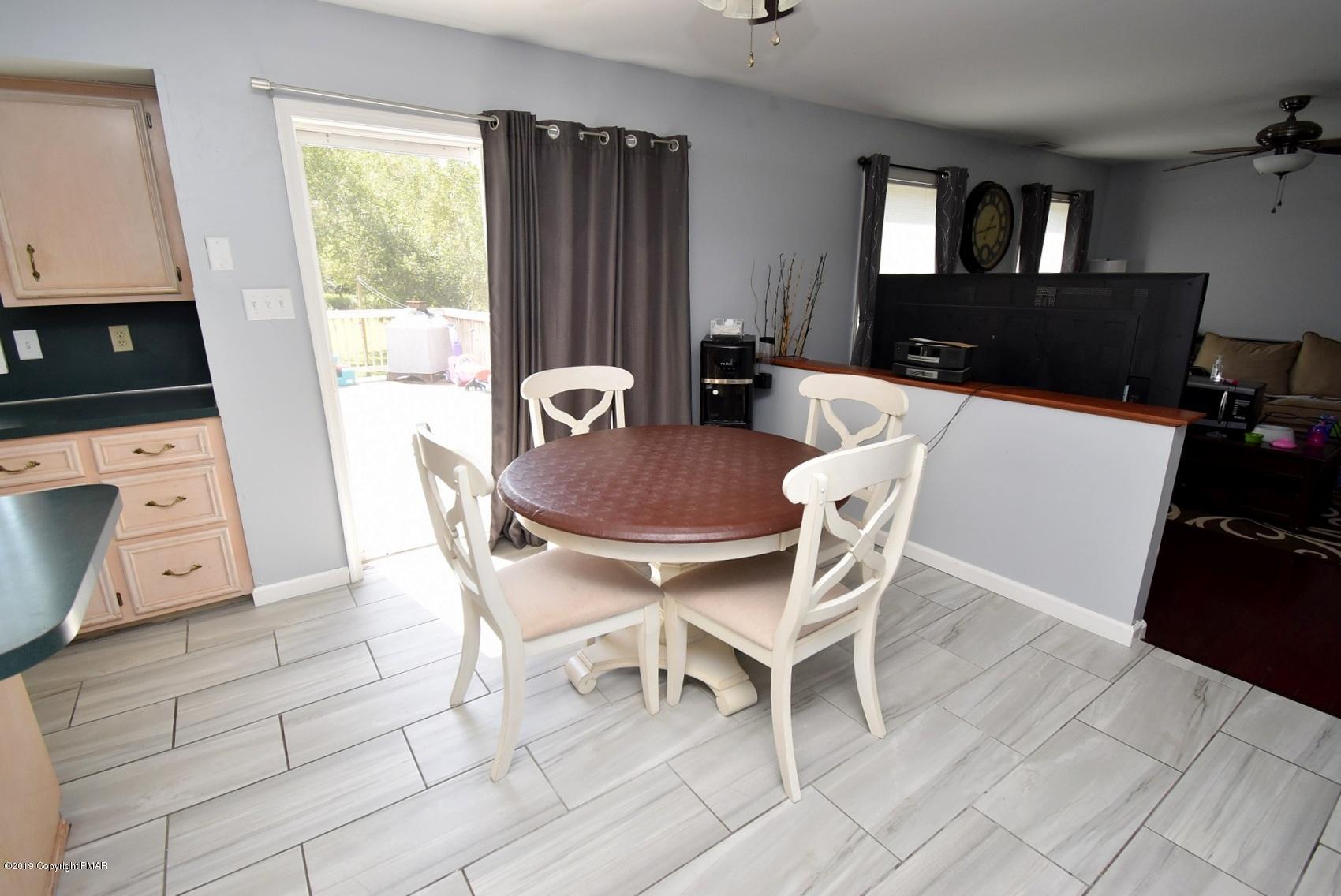 2390 Mountain Road Stroudsburg, PA 18360 - Photo 21 of 78 6 Eat-in Kitchen (7)