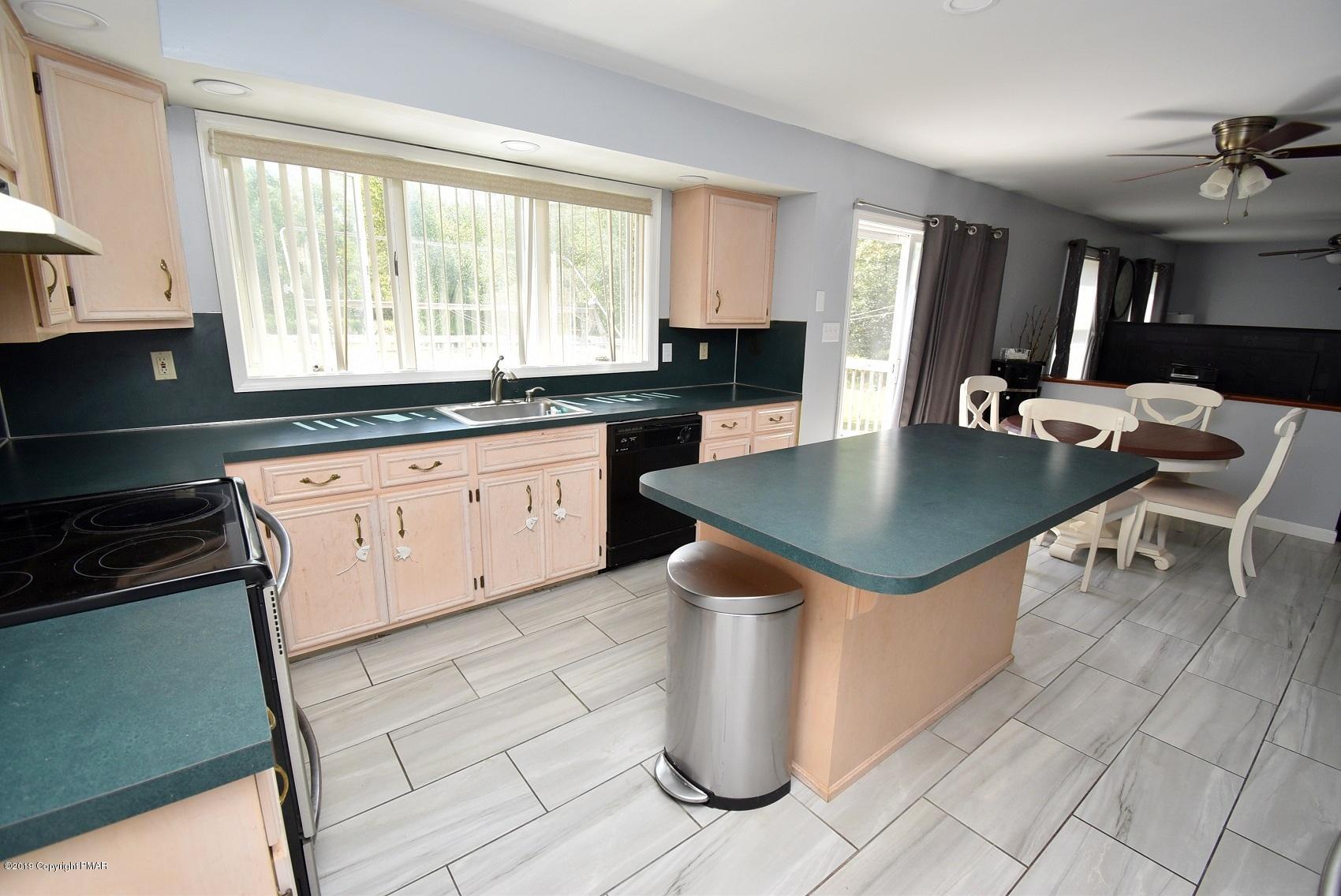 2390 Mountain Road Stroudsburg, PA 18360 - Photo 22 of 78 6 Eat-in Kitchen (6)