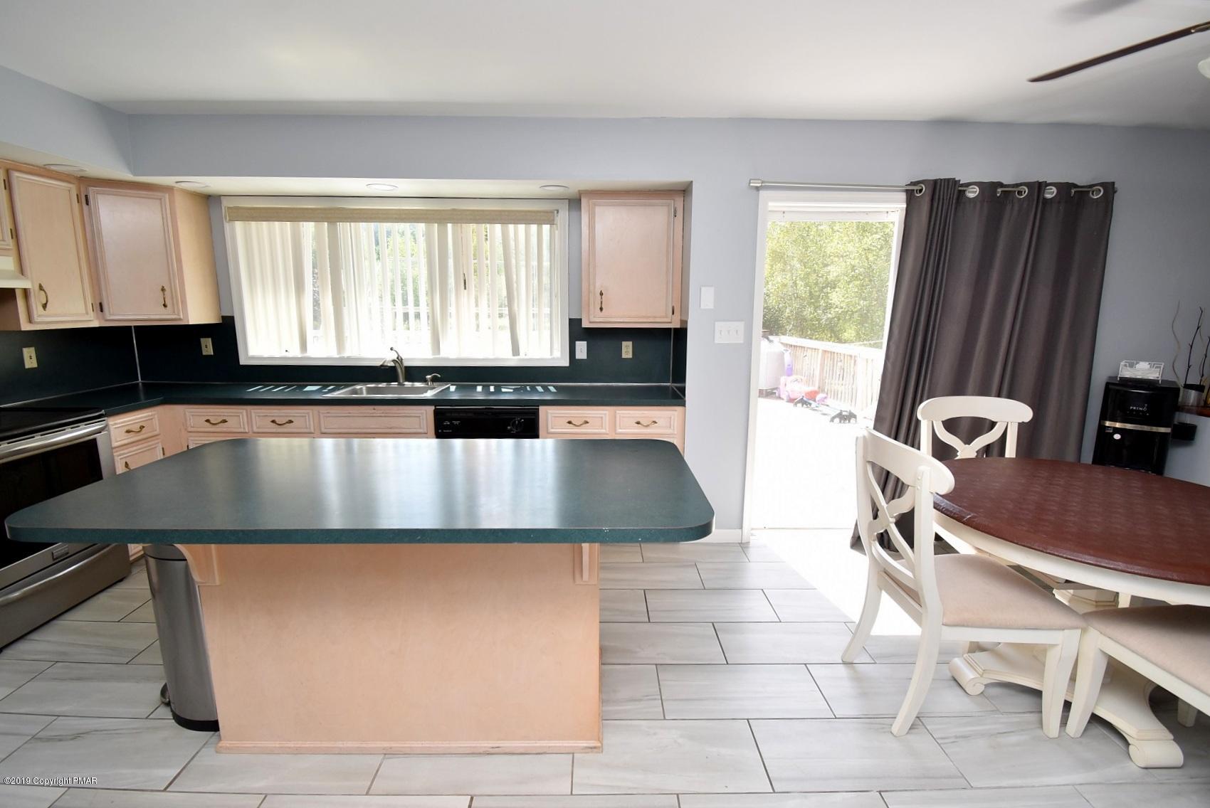 2390 Mountain Road Stroudsburg, PA 18360 - Photo 23 of 78 6 Eat-in Kitchen (8)